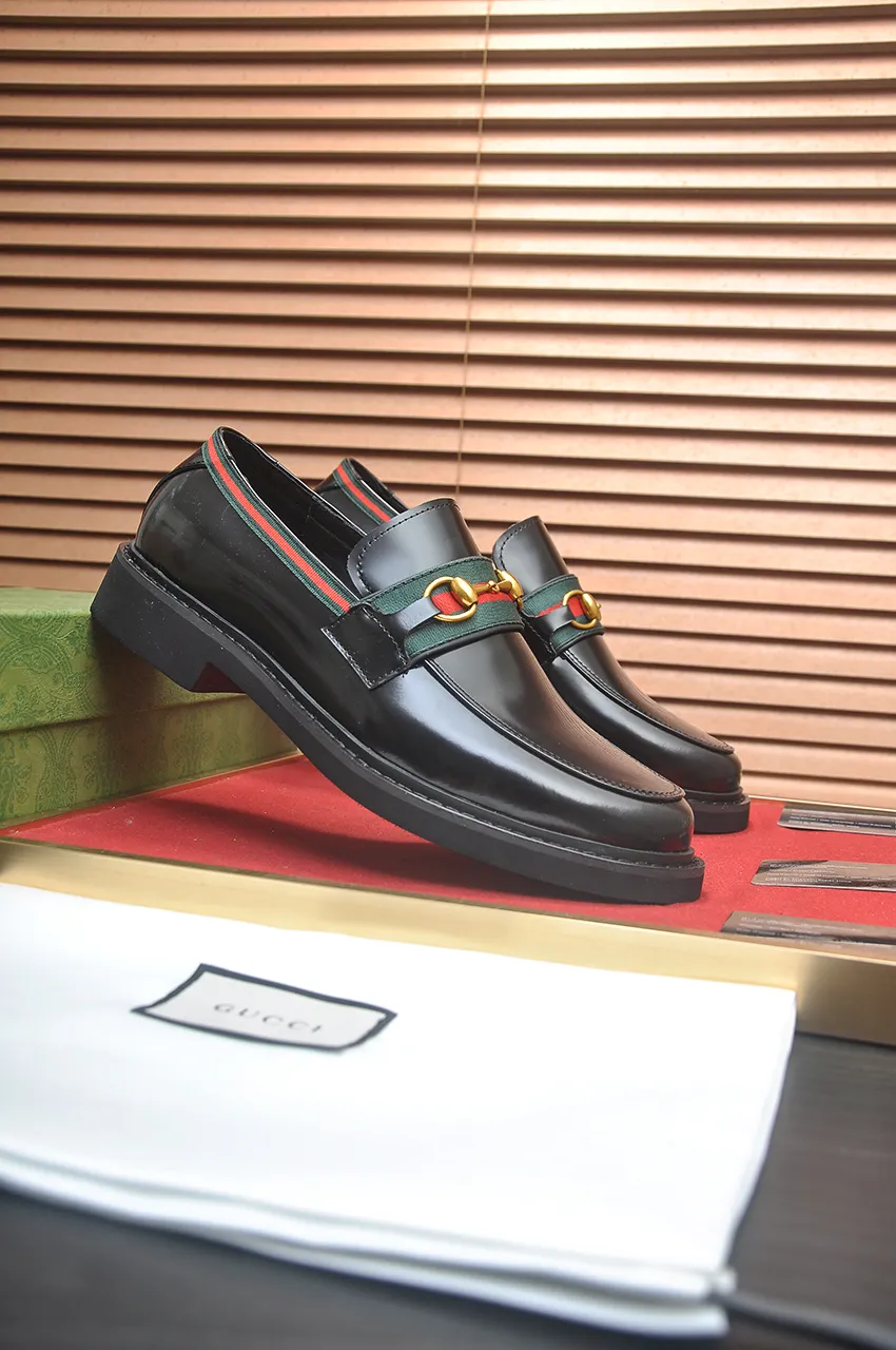Men's shoes💰540💶Italy's top luxury men's shoe giant (GUCCI) (Gucci) (full cowhide lining) new arrival🍃Original European style🔰 Pleasant to the eye😍In order to make the shoes more durable and non-deformable🌀The production continues to follow traditional methods but there is still no lack of innovation💪Choose original sheepskin for the leather♻️ Smooth and natural And extra bright ⭐Made of imported cowhide, the first choice of rich people 38-45 (45 customized)